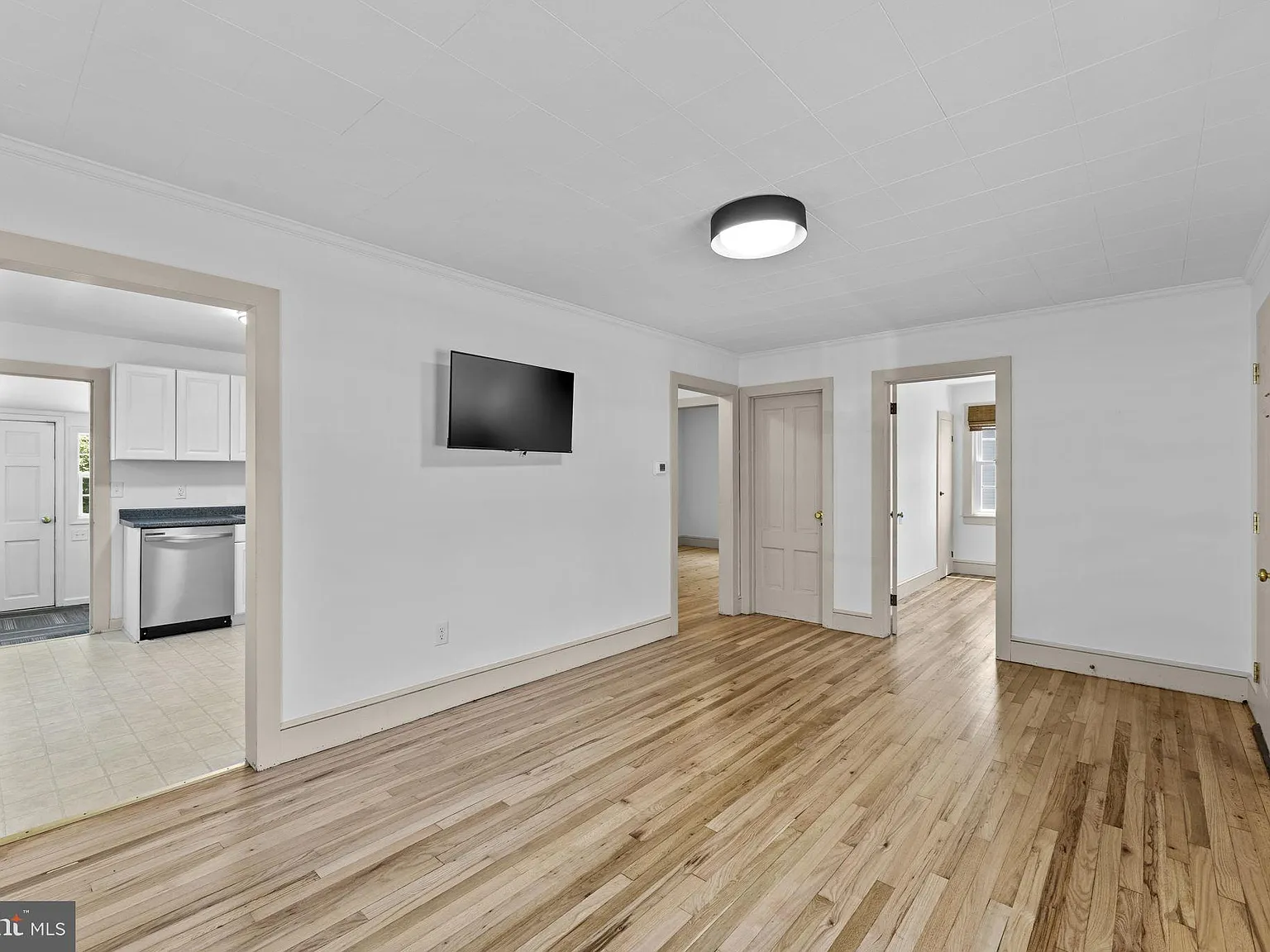 3 bed, 1.0 bath, 984 sqft, $1,950 — Photo 2