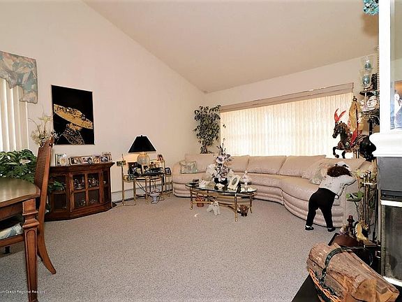 3rd image of 154 Canterbury Ln