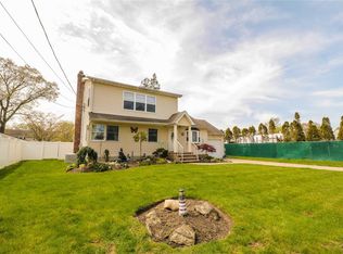 275 Centre Ave, Lindenhurst, NY 11757