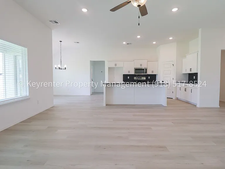 2908 S Redwood Ave — Photo 7