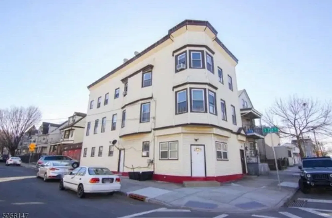 56 11th Ave W — Photo 1
