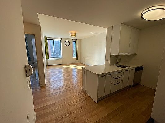 5th image of 8 Vanderbilt Ave APT 11