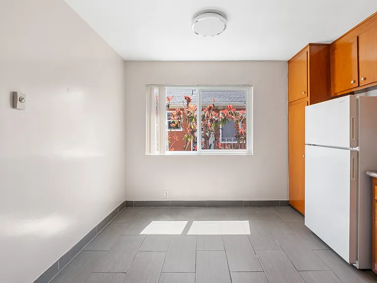 710 E 6th St #6 — Photo 9