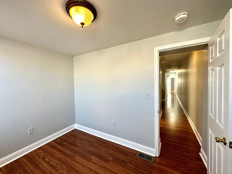 816 W 37th St — Photo 24