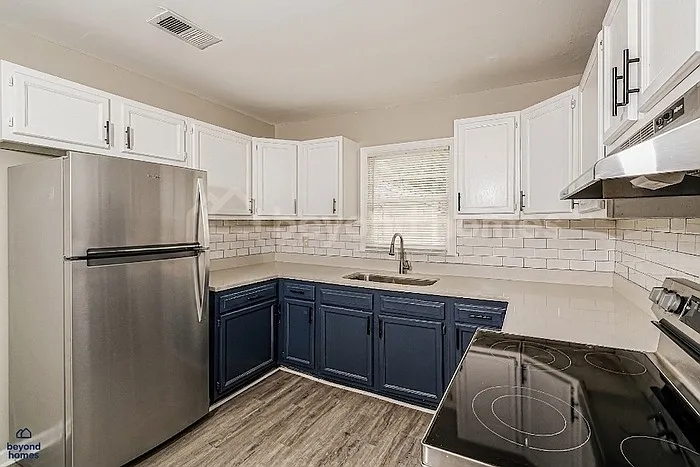 945 Elizabeth Dr — Photo 2