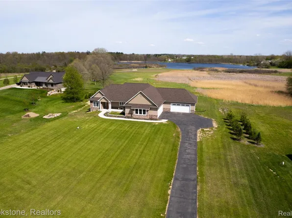 1266 Christine Dr, Lapeer, MI 48446