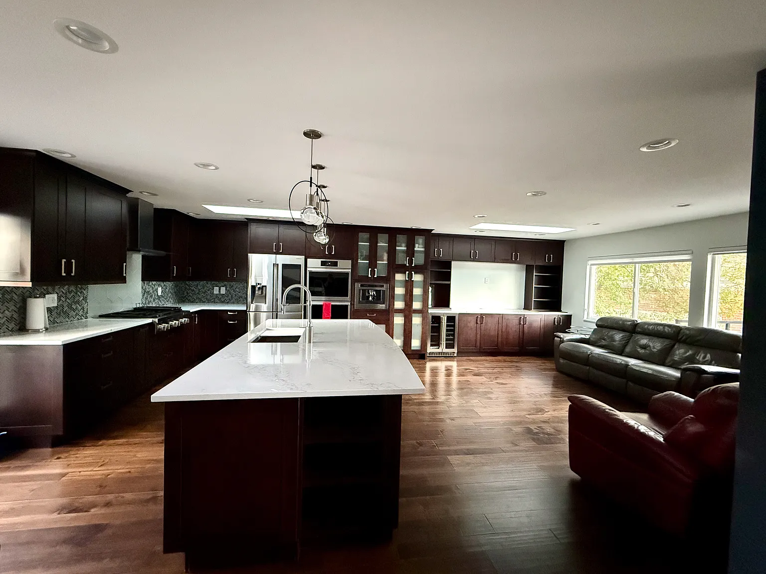 5 bed, 2700 sqft, $4,950 — Photo 2