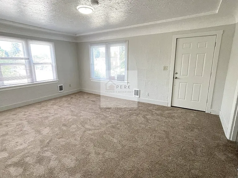 300 Garden Ave N #A — Photo 4