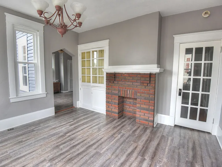 325 E Main St — Photo 2