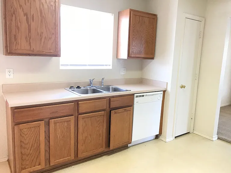 3401 Driftwood Dr — Photo 7