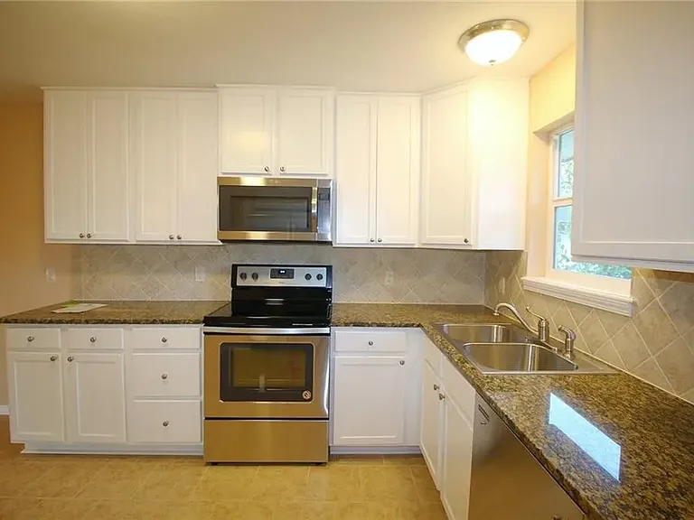 213 Cherokee Ln — Photo 10