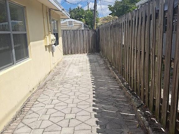 4th image of 604 NE 12th Ave #606