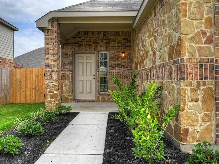 2206 Spring Hollow Dr — Photo 5