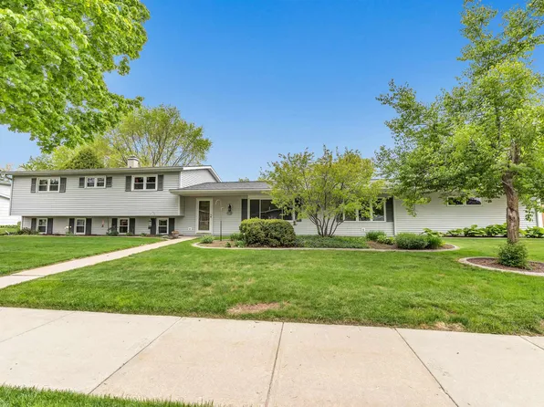 2044 E Vista Cir, De Pere, WI 54115