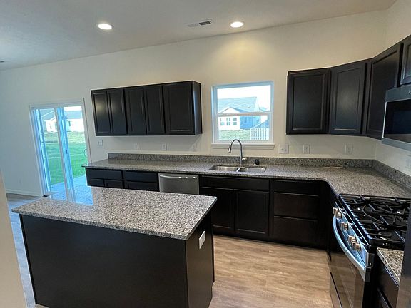Gourmet Kitchen w/ Granite countertops!