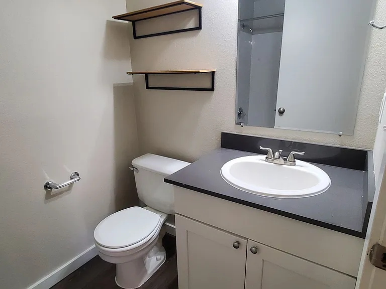 411 10th Ave — Photo 21