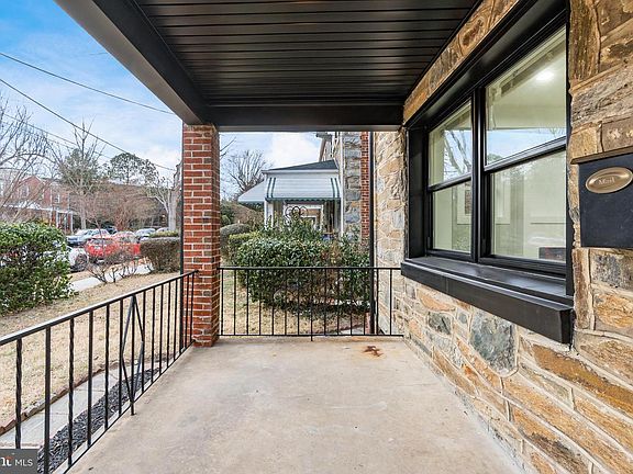 3rd image of 928 Perry Pl NE