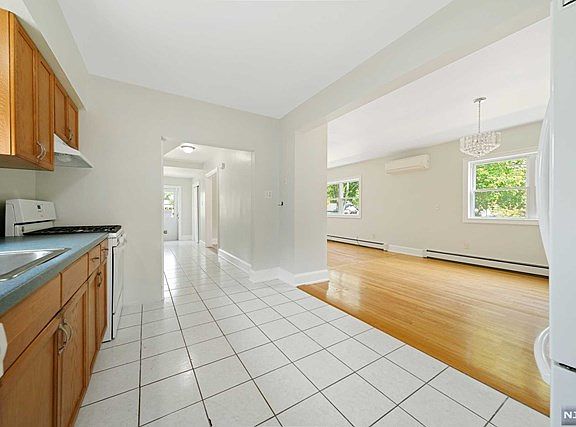 4th image of 384 Roslyn Ave Unit 1