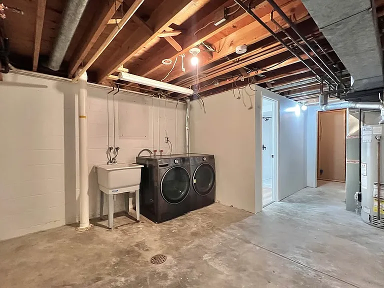 940 N 68th St — Photo 35