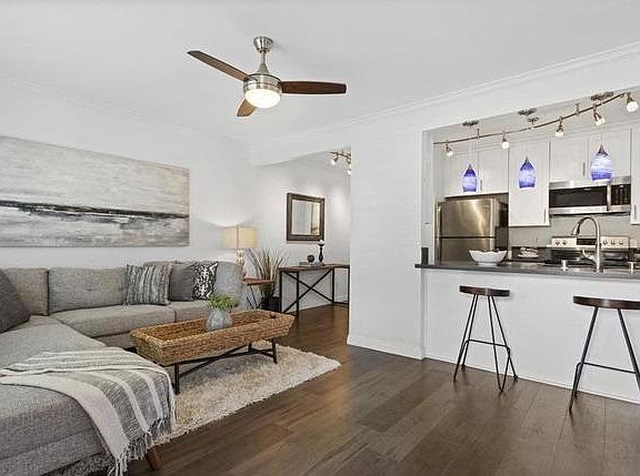 2nd image of 615 Vine St #37A