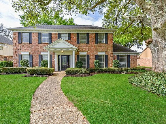 Stately Colonial home on one of the prettiest streets in Quail Valley