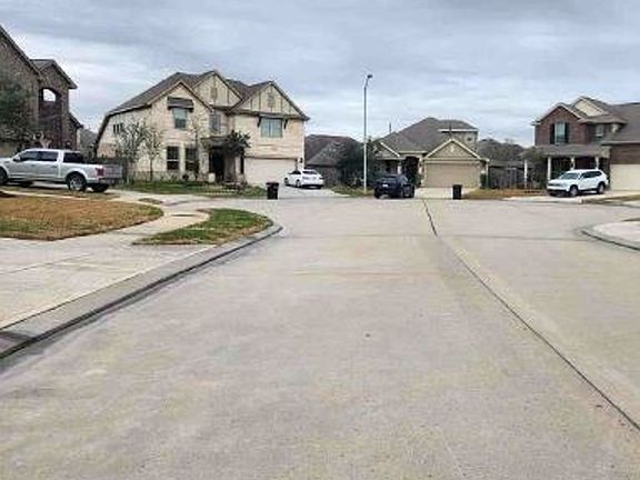 Exterior Neighborhood (street photo)