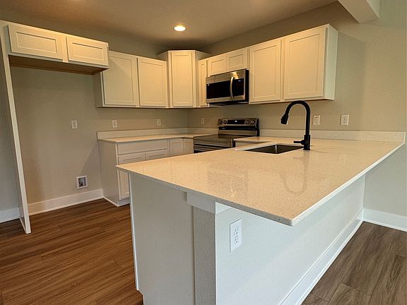 5th image of 701 W Wright Rd