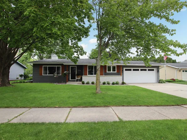 794 Meadowbrook Ln, Fond Du Lac, WI 54935
