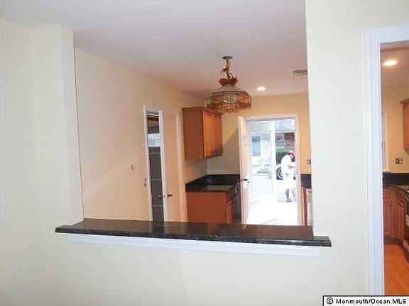 5th image of 278 Kingston Court #B