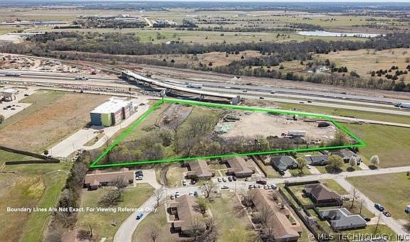 3rd image of 1007 N Service Rd