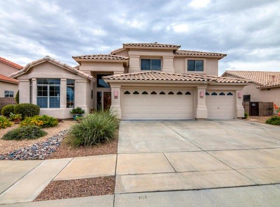 2nd image of 920 S Lucinda Dr