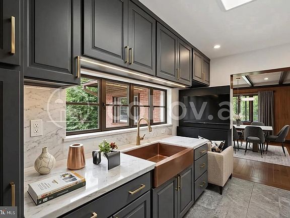 5th image of 112 Erie Ave