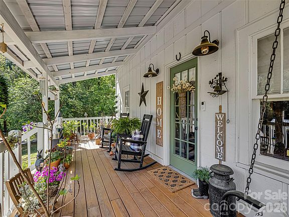 2nd image of 289 Carson St