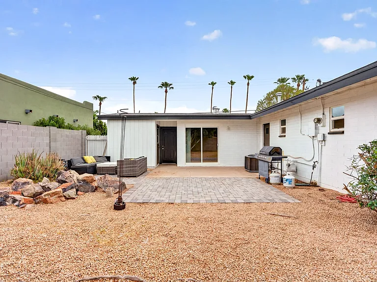 4720 N Miller Rd — Photo 32