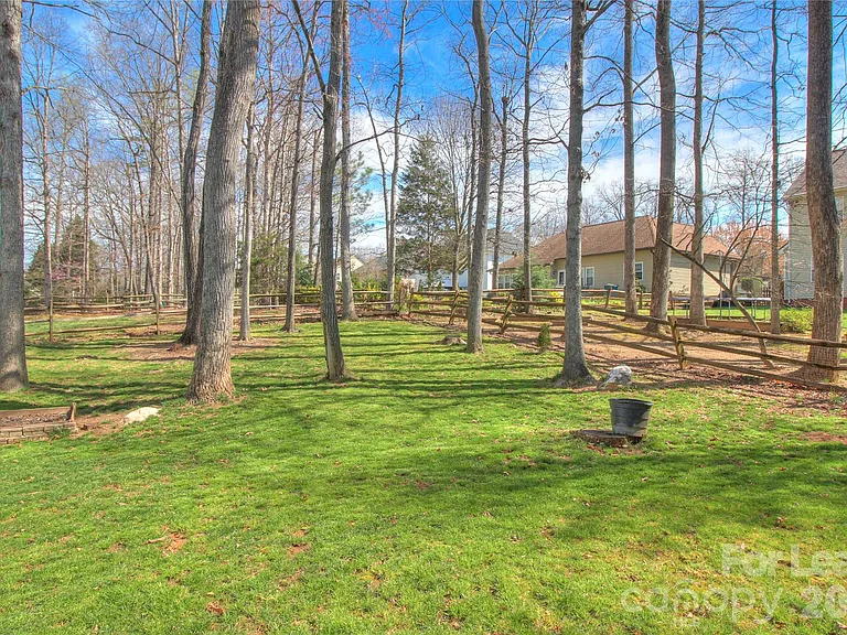 8414 Bampton Dr — Photo 29