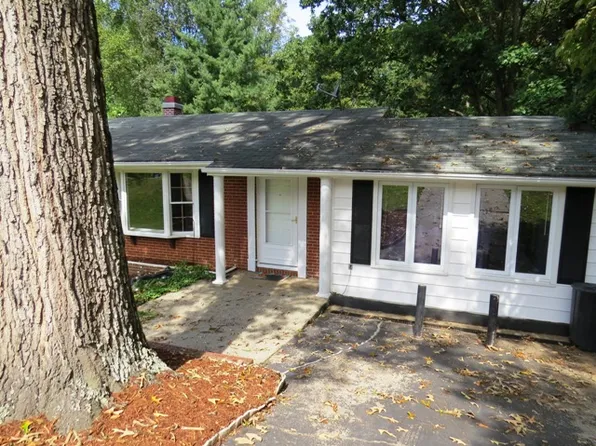 104 Farmington Ct, Martinsville, VA 24112