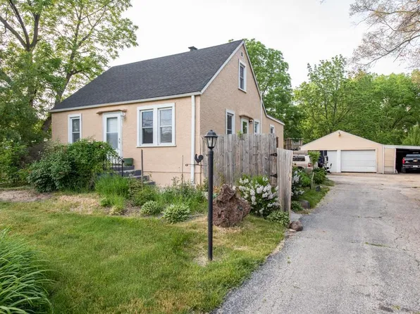 2718 33rd St, Zion, IL 60099
