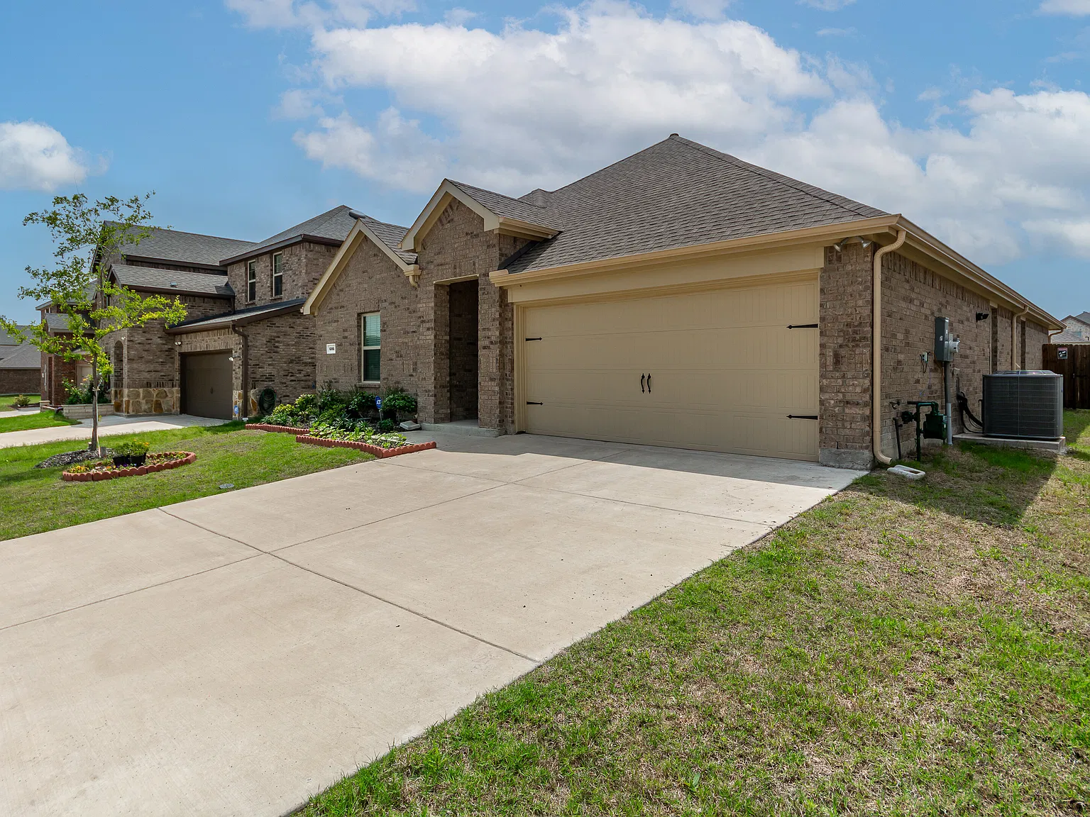 4 bed, 2014 sqft, $2,100 — Photo 2