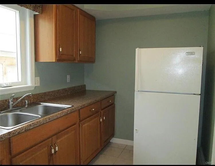 33 E 6th St — Photo 2