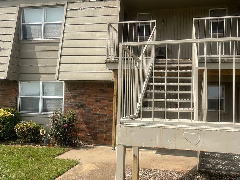 3120 Oak Ln — Photo 1