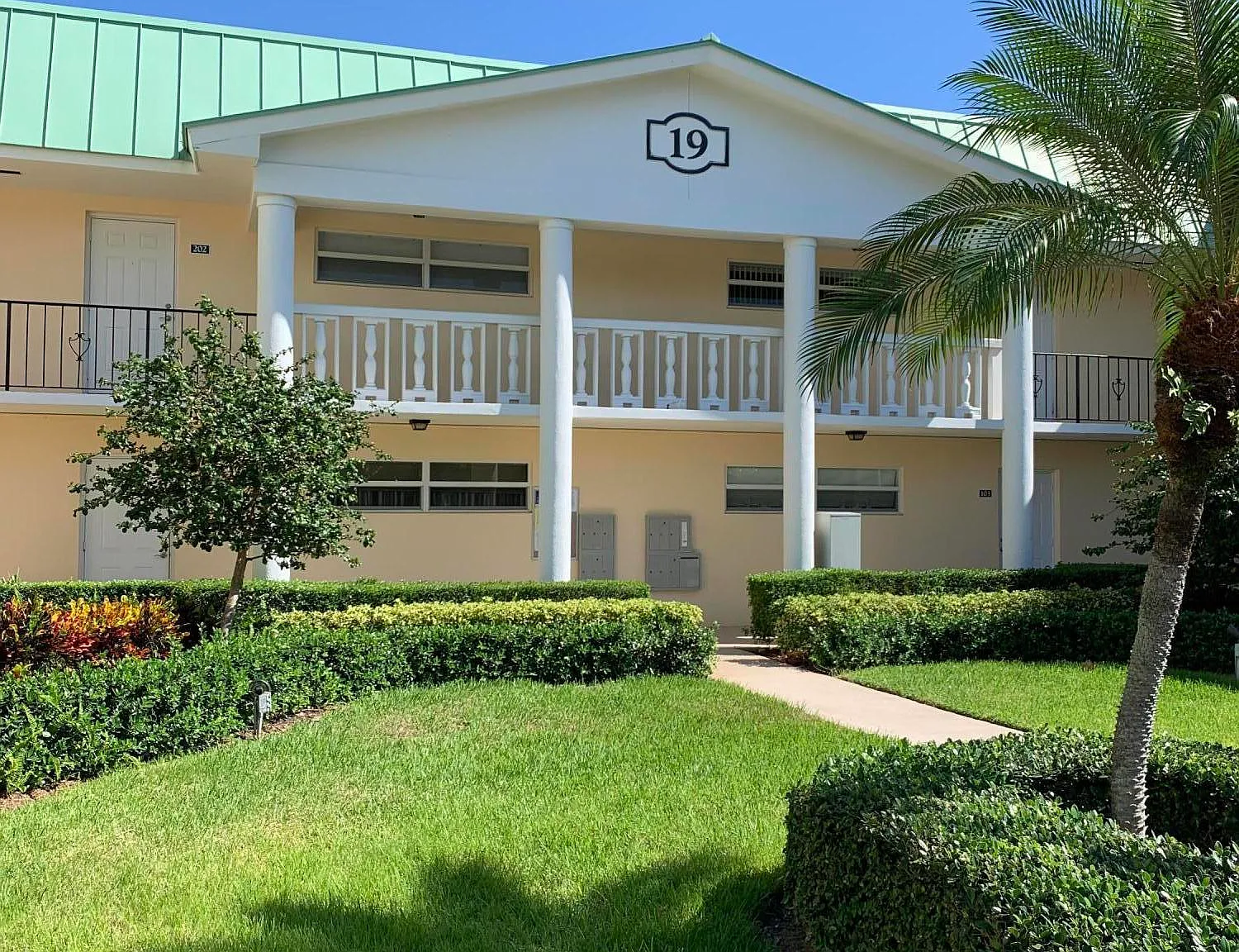 1 bed, 1.5 bath, 950 sqft, $2,200 — Photo 1