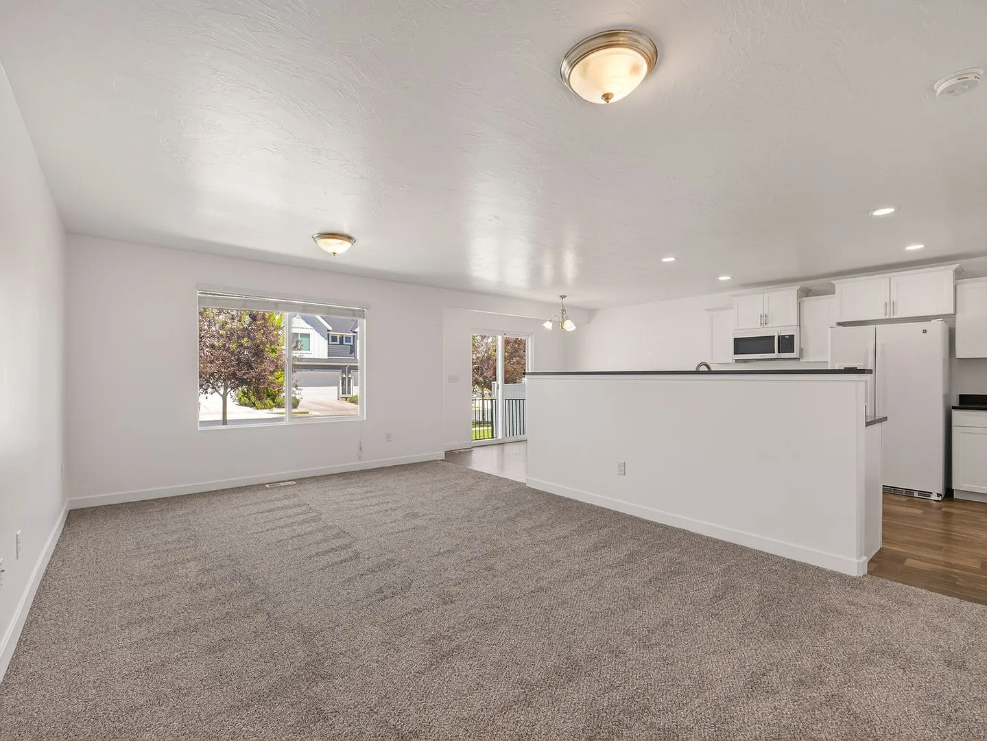 Beautiful 3-bedroom, 2-bath townhome — Photo 4