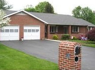 435 Larkspur Ln, Chambersburg, PA