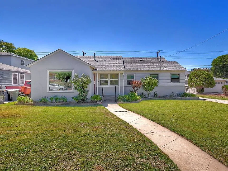 8951 Linden Ln