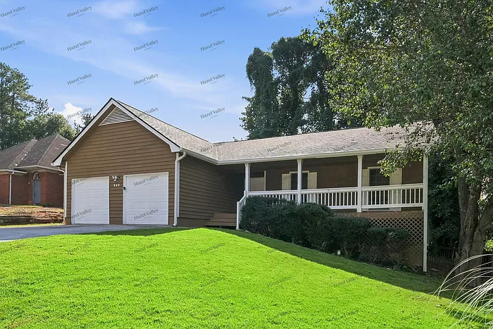 3 bed, 2.0 bath, 1948 sqft, $2,045 — Photo 2