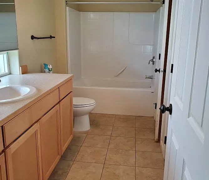 Master Bath (1st floor)