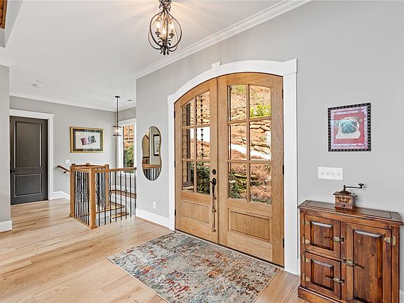 3rd image of 827 Top Ridge Dr