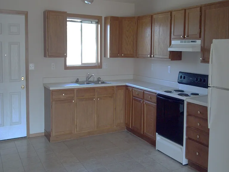 605 - 606 E Spruce Court — Photo 10