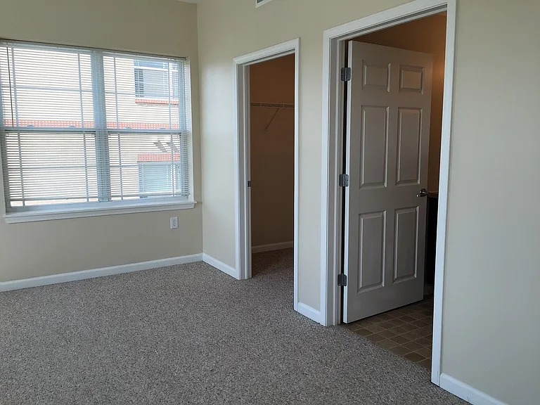 Tenth & College Village Apartments — Photo 32