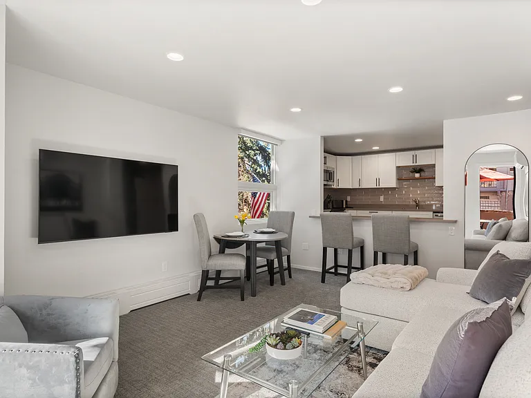 605 E Main St #7 — Photo 3